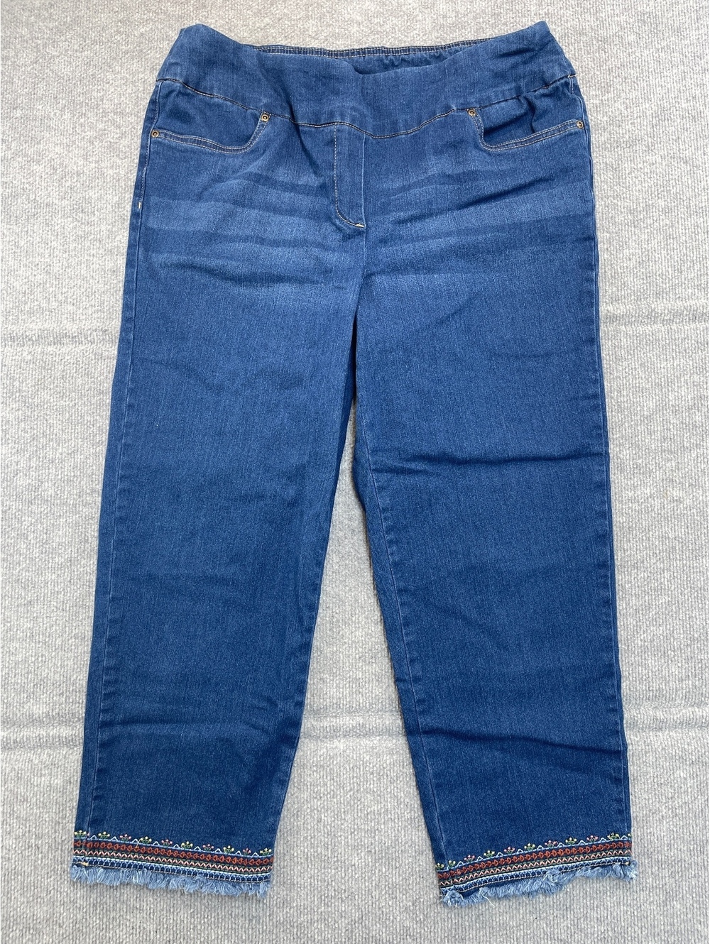 Alfred Dunner Denim Capris Pants Medium Wash Embroidered Fringed Hem Elastic